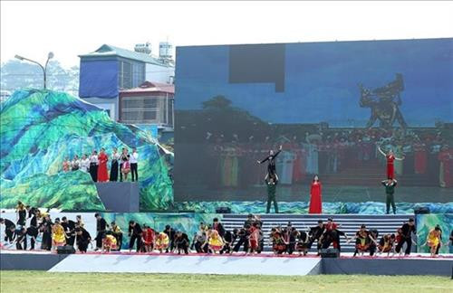 庆典上的大型文艺表演活动。图自越通社 庆典上的大型文艺表演活动。图自越通社