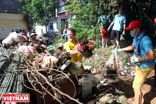 肯德尔同红河中学生在西湖苏玉云地区收集垃圾 肯德尔同红河中学生在西湖苏玉云地区收集垃圾