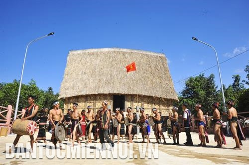 青年男女敲击锣鼓,唱歌跳舞庆祝新高脚屋。图:余算 青年男女敲击锣鼓,唱歌跳舞庆祝新高脚屋。图:余算