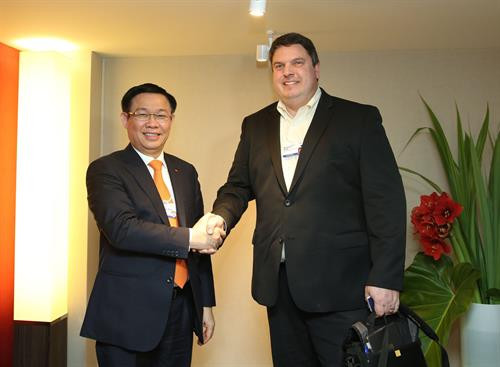 王廷惠会见美国高通公司全球高级副总裁。（图片来源：越通社）