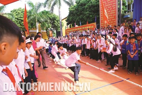 学生参加拔河游戏。