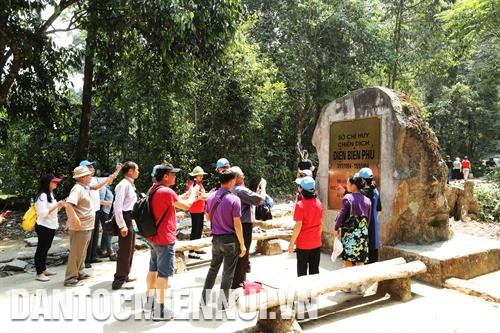 近年来，奠边县已注重发挥基层医疗机构的作用，为提高少数民族同胞保健工作做出重要贡献。记者 黄河 摄 芒丰乡克敏一号村妇女互相交换农作物种植和畜禽养殖技术，逐步走上脱贫之路。记者 黄河 摄 拥有当地奠边府战役指挥部遗迹区等重点历史遗迹的优势，芒丰乡多户少数民族同胞已大胆投资发展旅游，从而脱贫。记者 黄河 摄