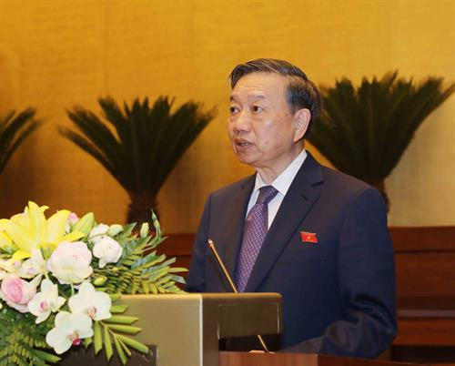 公安部部长苏林宣读关于《特赦法》（修正案）的呈文。（图片来源：越通社）