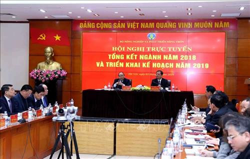 政府总理阮春福出席会议并发表重要讲话。图自越通社