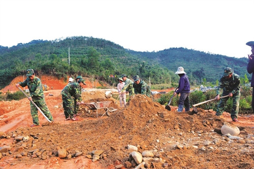 西江县边防部队协助当地居民建设农村道路。