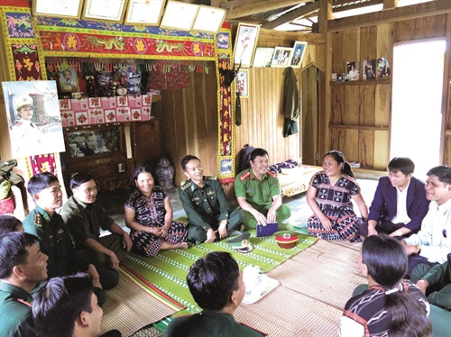 阿农边防哨所干部和战士与当地政府定期配合向当地居民宣传党和国家的路线及政策。