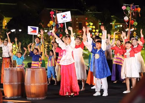 2019年国际儿童联欢会吸引来自韩国、印度尼西亚、俄罗斯、泰国、菲律宾、斯里兰卡、中国和越南等8个国家儿童代表团参加。图自越通社