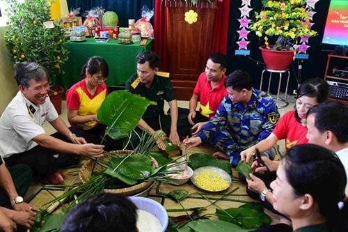海上高脚屋指战员喜迎新春。图自越南之声