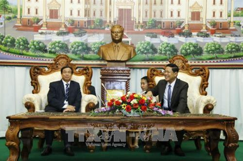 老挝公安部副部长索姆万·坦马西会见韦文龙中将（图片来源：越通社）