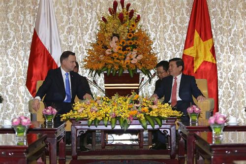 胡志明市人民委员会主席阮成峰会见波兰总统安杰伊·杜达。（图片来源：越通社）