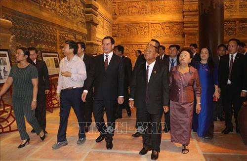 韩桑林一行参观河南省金榜县的三祝旅游区。图自越通社