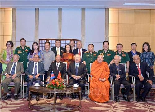 柬埔寨国会主席韩桑林同越柬友好协会成员合影。图自越通社 柬埔寨国会主席韩桑林同越柬友好协会成员合影。图自越通社