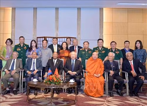 柬埔寨国会主席韩桑林同越柬友好协会成员合影。图自越通社 柬埔寨国会主席韩桑林同越柬友好协会成员合影。图自越通社