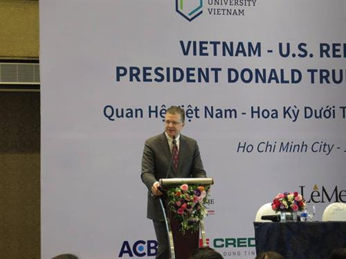 美国驻越大使丹尼尔·克里滕布林克在研讨会上发表讲话。（图片来源于互联网）