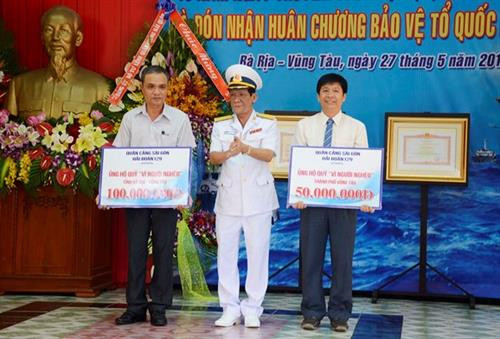 越南海军129号海团荣获一级捍卫祖国勋章。(图片来源:qdnd.vn) 越南海军129号海团荣获一级捍卫祖国勋章。(图片来源:qdnd.vn)