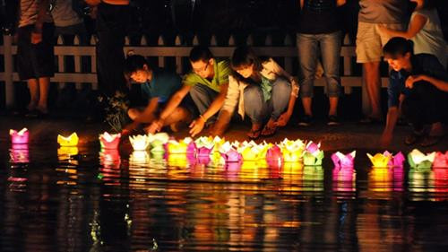 游客在怀江放花灯。图自互联网 游客在怀江放花灯。图自互联网