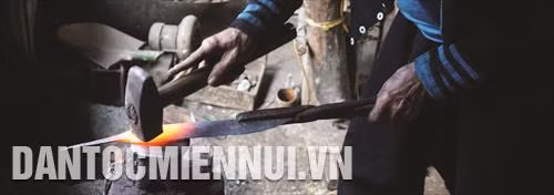 由蒙族人锻造的刀子和铧不仅较利而韧性较高。 由蒙族人锻造的刀子和铧不仅较利而韧性较高。