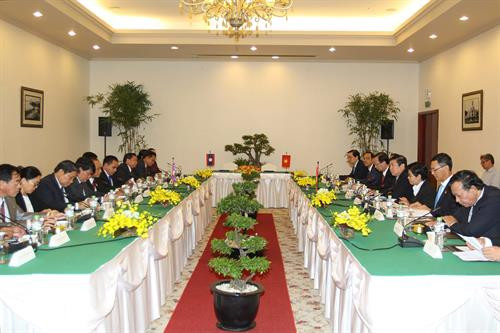 会谈全景。（图片来源：越通社）