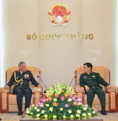 越南国防部长吴春历大将11月23日下午在河内亲切会见正在访问越南的印度陆军总司令比平·拉瓦特大将。 图自越通社