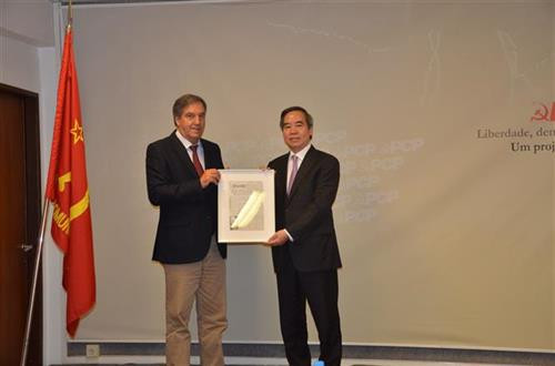 葡萄牙共产党全国书记处常务书记何塞·卡普乔向阮文平赠送纪念品。图自越通社 葡萄牙共产党全国书记处常务书记何塞·卡普乔向阮文平赠送纪念品。图自越通社