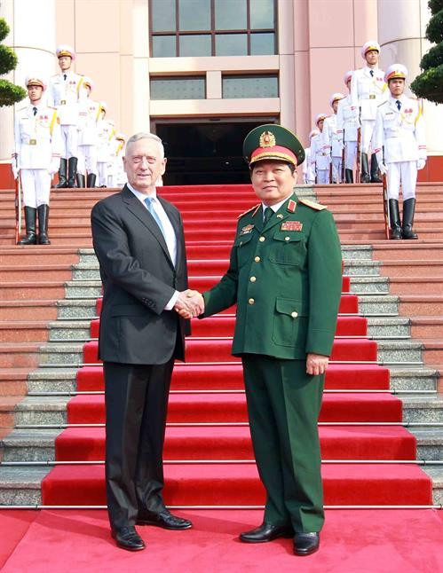 越南国防部长吴春历大将和美国国防部长马蒂斯。（图片来源：越通社）