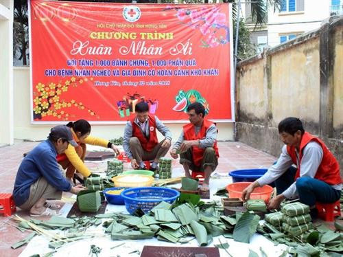 资料图：包粽子送给贫困家庭。越通社记者 丁俊 摄