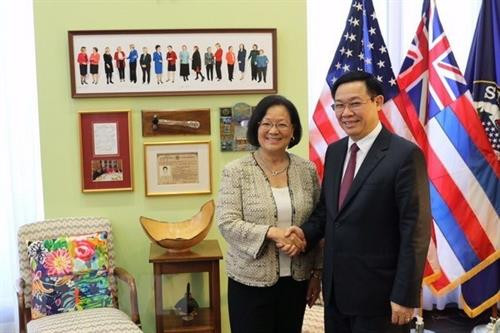 越南政府副总理王廷惠会见美国参议员广野庆子。(图片来源:越通社) 越南政府副总理王廷惠会见美国参议员广野庆子。(图片来源:越通社)