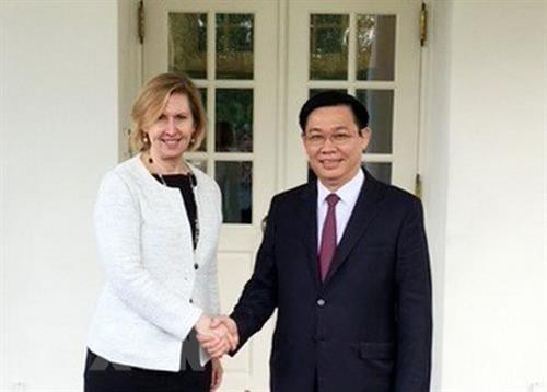 政府副总理王廷惠会见美国副国家安全顾问里卡德尔。(图片来源:越通社) 政府副总理王廷惠会见美国副国家安全顾问里卡德尔。(图片来源:越通社)