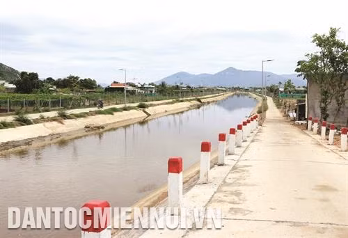 宁海县关注投资兴建田间引水渠道，服务同胞顺利开展农业生产。记者 功暑 摄 占族同胞地区的春海乡是宁海县达新农村建设标准的首个三个乡。记者 功暑 摄