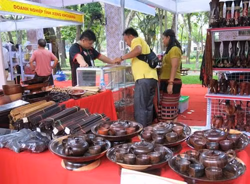 老挝企业在胡志明市推介其产品。（图片来源：越通社）