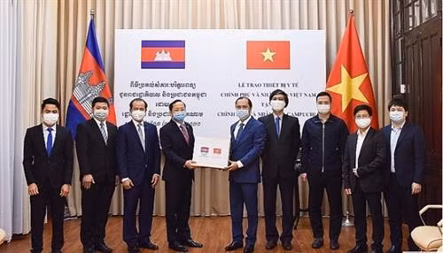 附图：越南领导向柬埔寨驻越大使赠送医疗用品。图自越通社