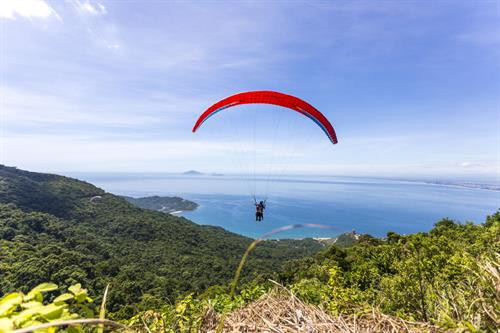测站山滑翔伞基地吸引全国多地人士前来体验漂浮在空中的刺激。图自因特网