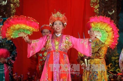 跳神艺术表演 。(图片来源:越通社) 跳神艺术表演 。(图片来源:越通社)