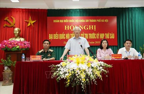 越共中央总书记阮富仲和河内市第一选举单位国会代表团8日与巴亭郡、还剑郡选民进行接触。图自越通社