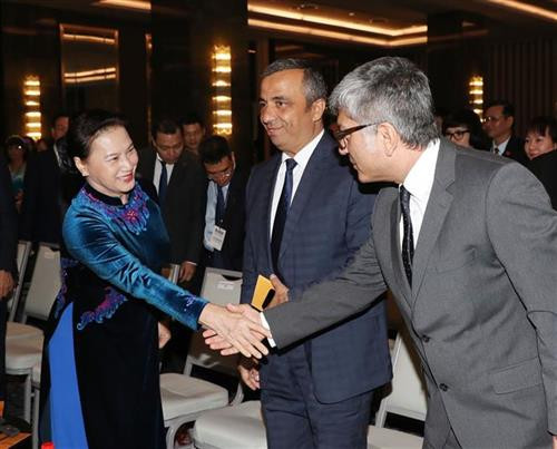 越南国会主席阮氏金银与出席论坛的土耳其企业代表握手 图自越通社