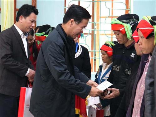 越共中央宣教部部长武文赏走访慰问河江省贫困群众开和优抚家庭。图自越通社