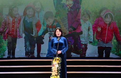 越南国家副主席邓氏玉盛在活动中致开幕词。图自越通社