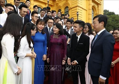 邓氏玉盛会见优秀大学生代表团。图自越通社 邓氏玉盛会见优秀大学生代表团。图自越通社