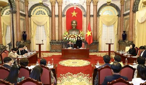 邓氏玉盛会见儿童保护基金会2019年主要赞助商。图自越通社