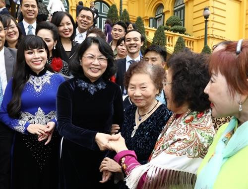 邓氏玉盛（前排左二）会见儿童保护基金会2019年主要赞助商。图自越通社