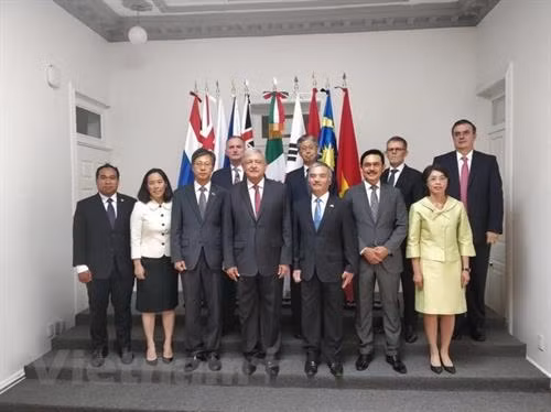 墨西哥新当选总统德烈斯·曼努埃尔·洛佩斯·奥夫拉多尔接见亚太各国大使。图自越通社