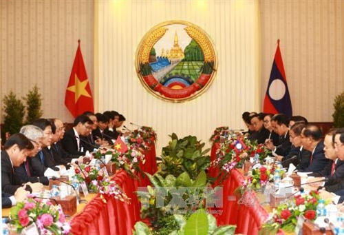 阮春福总理与通伦·西苏里总理举行会谈。（民族与山区画报）