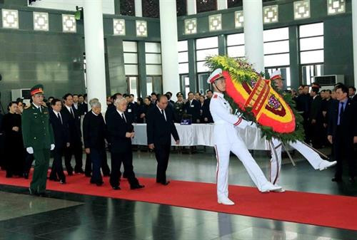 由越共中央政治局委员、中央总书记阮富仲率领的越共中央委员会代表团进行吊唁。图自越通社