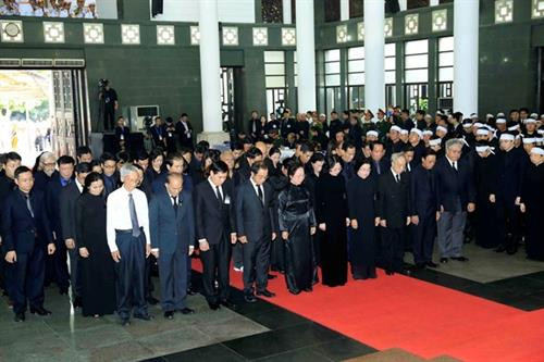 由越共中央委员、越南国家代主席邓氏玉盛率领的越南国家主席代表团进行吊唁。 图自越通社