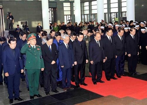 由越共中央政治局委员、政府总理阮春福率领的越南政府代表团进行吊唁。图自越通社