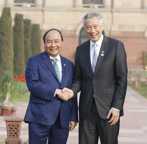 越南政府总理阮春福（左）和新加坡总理李显龙。越通社记者统一 摄