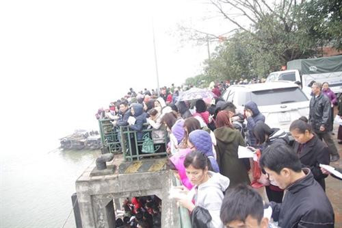 成千上万的人民、佛教信徒参加放生仪式。（图片来源：新河内报）