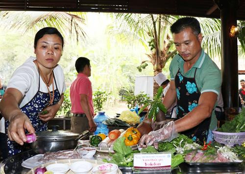 参赛人员施展厨艺。图自越通社 参赛人员施展厨艺。图自越通社