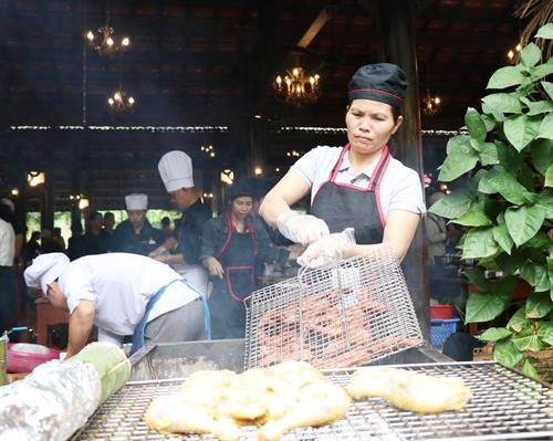参赛人员施展厨艺。图自越通社 参赛人员施展厨艺。图自越通社