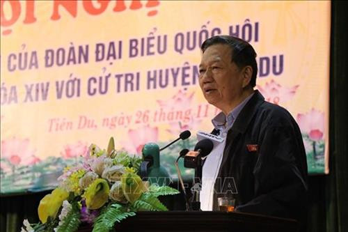 苏林接待仙游县选民。图自越通社 苏林接待仙游县选民。图自越通社